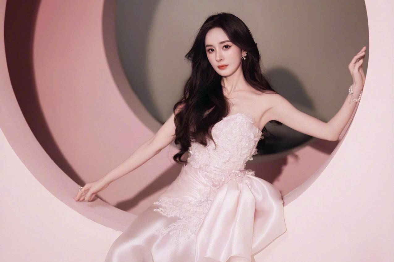 粉色裙子美女杨幂4k高清壁纸3840x2560