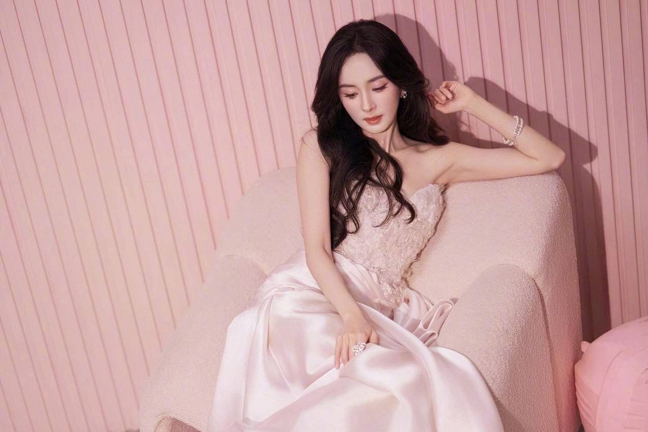 粉色裙子养眼美女杨幂4k高清壁纸3840x2560