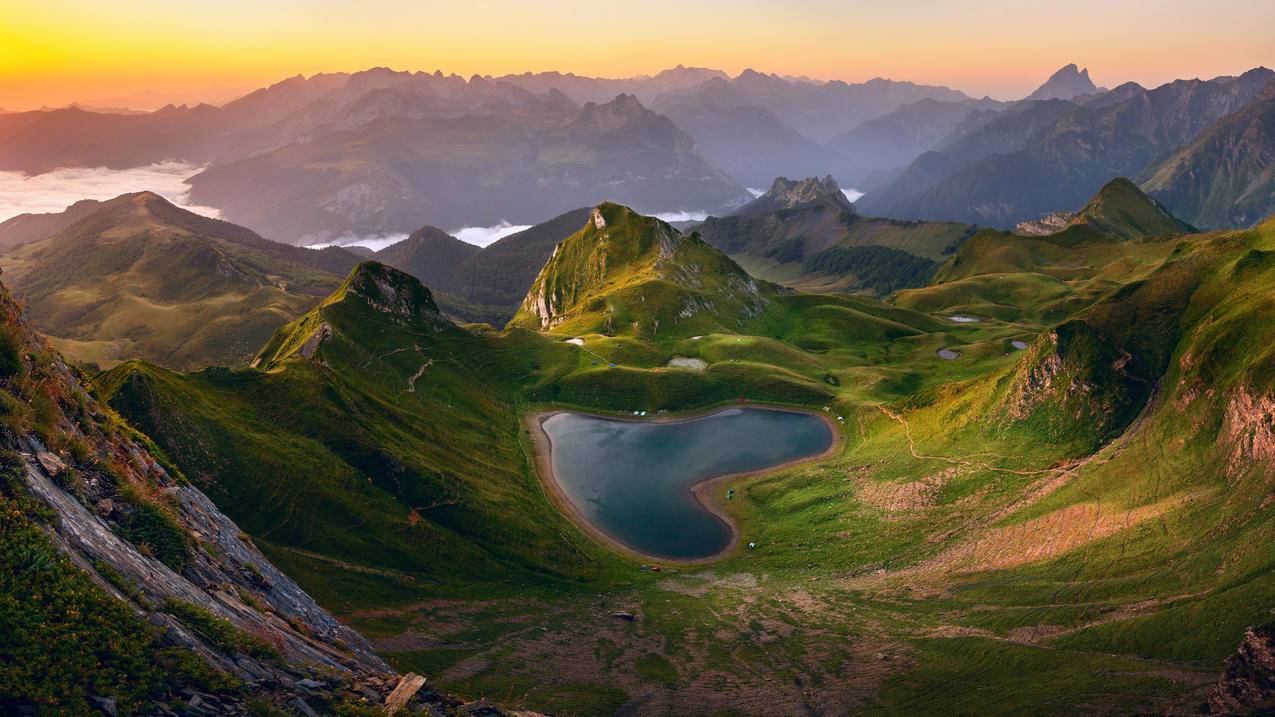 4k 超清 风景 山谷 心形小湖 蒙塔尼翁湖 电脑壁纸 3840x2160