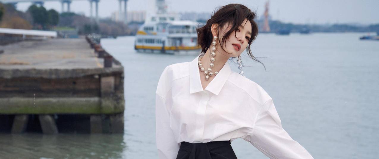江边白色衬衫美女章若楠3440x1440带鱼屏壁纸横屏