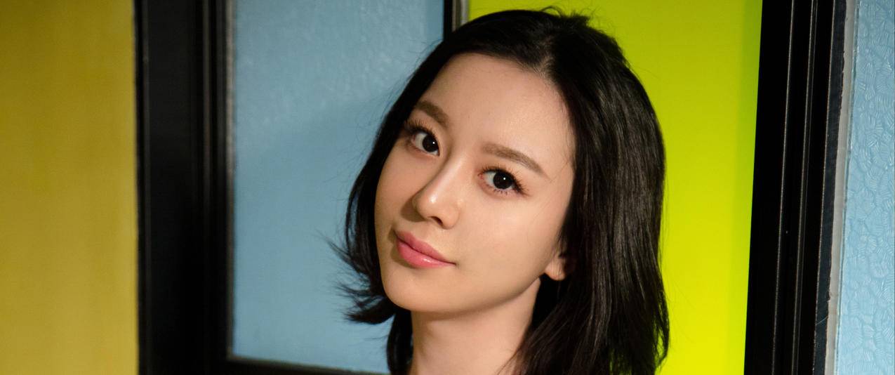 慕羽茜可爱养眼美女带鱼屏壁纸