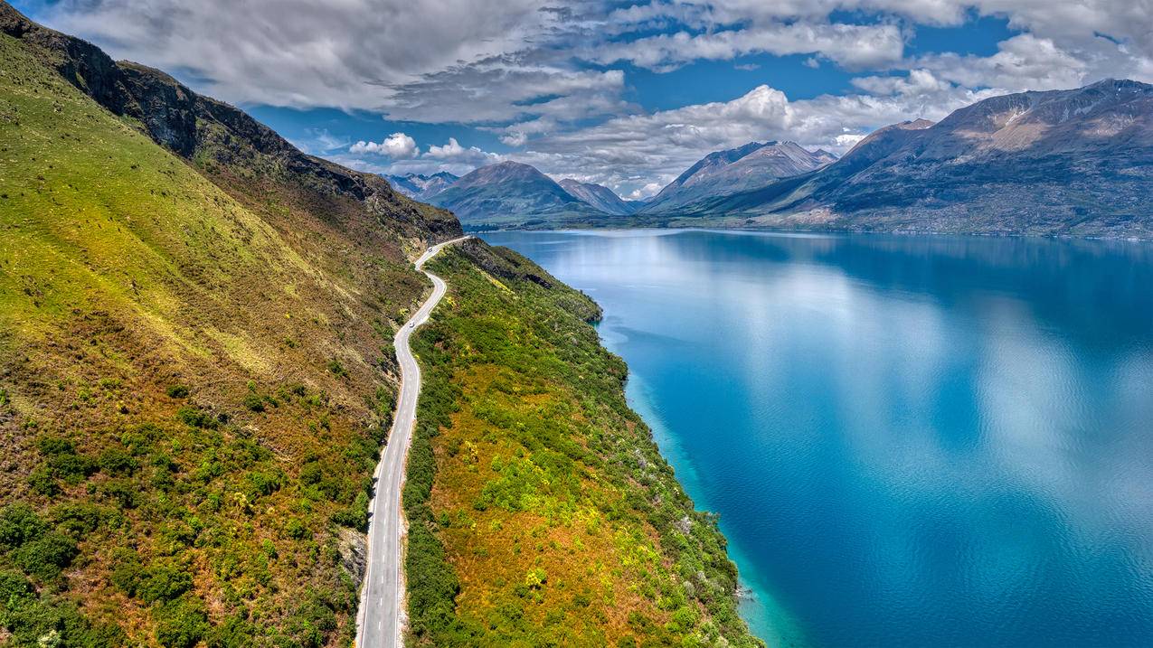 蓝天 公路 高山 湖水 风景 5k电脑壁纸