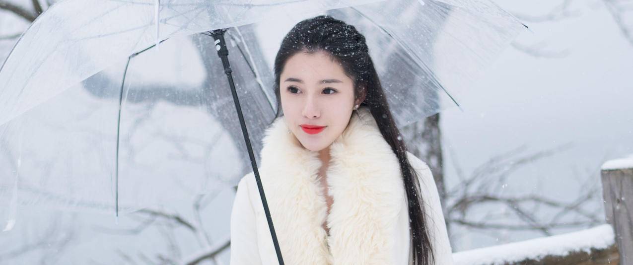 雪中清纯美女陈嘉嘉带鱼屏壁纸