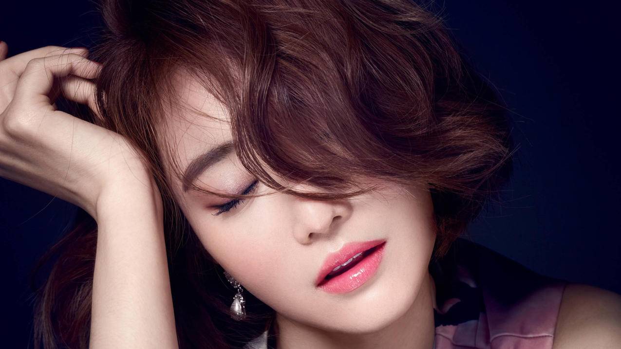 美女短发脸庞5k壁纸
