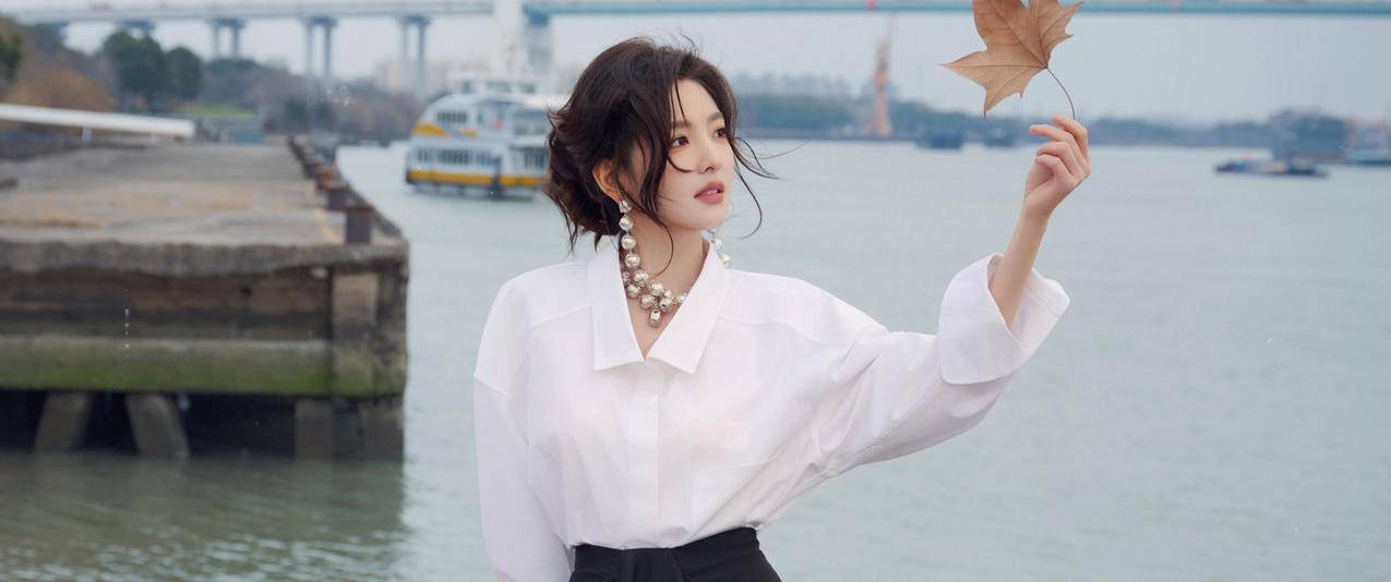江边 白色衬衫美女 章若楠3440x1440带鱼屏超清壁纸