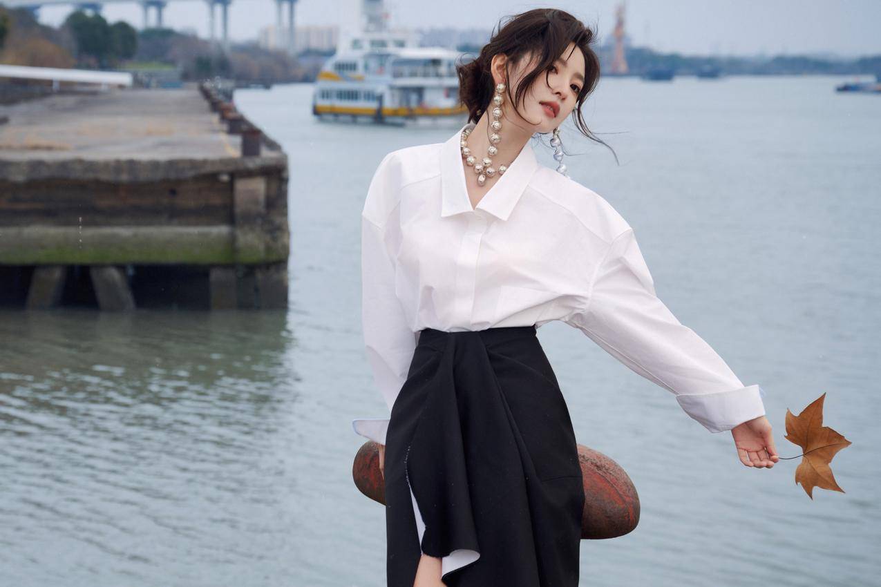 江边白色衬衫 黑色裙子美女章若楠4K高清壁纸4500x3000