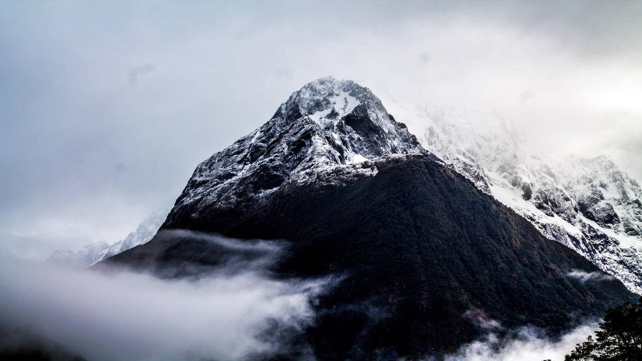 雪山山峰云雾4k图片