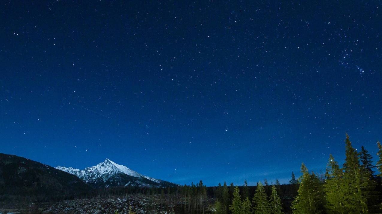 山区与夜天空星空星星风景4k壁纸