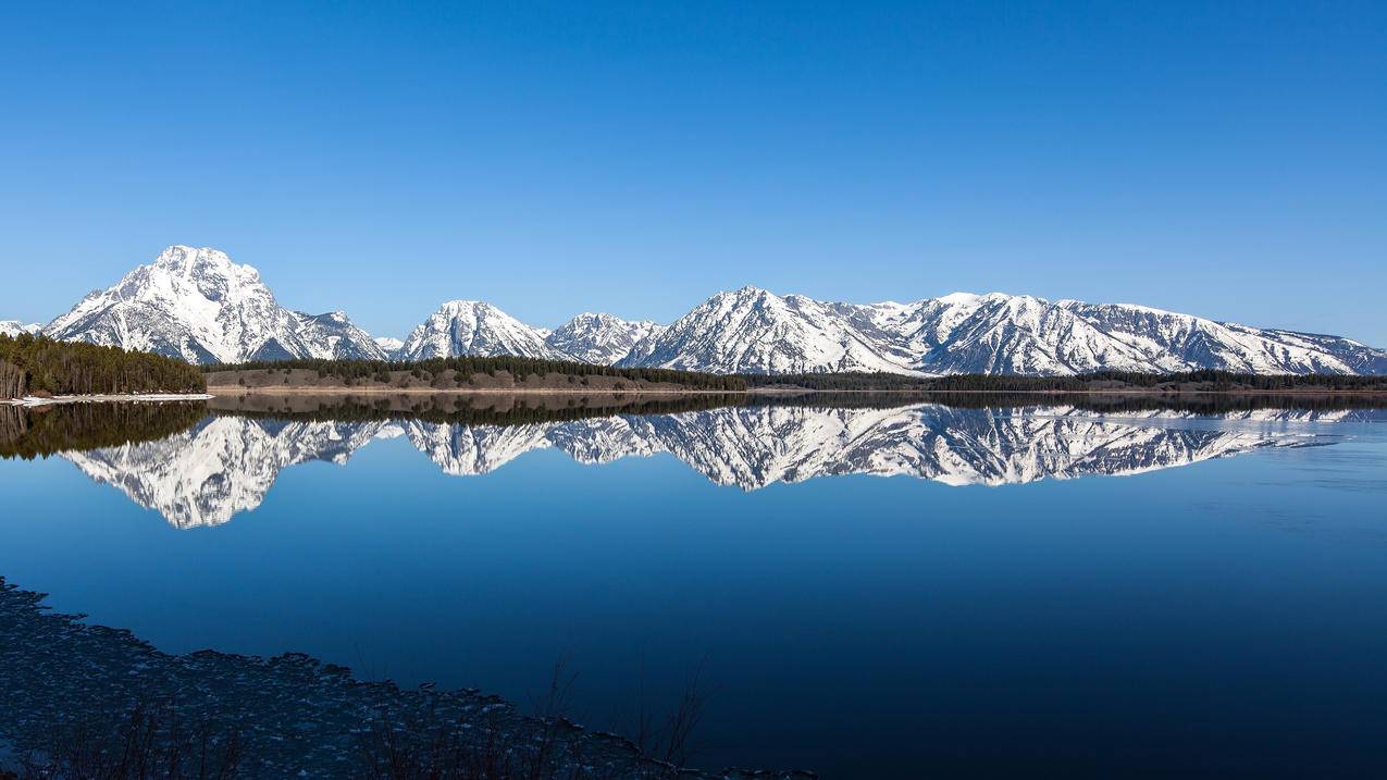 湖水雪山4k壁纸