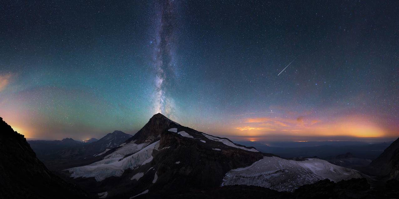 夜晚 星空 星光 流星 山 4K高清风景壁纸