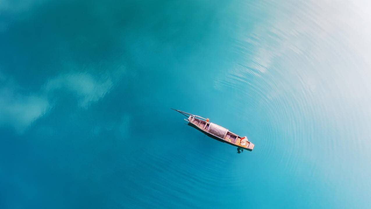 蓝色水面上的小船 4k壁纸 3840*2160