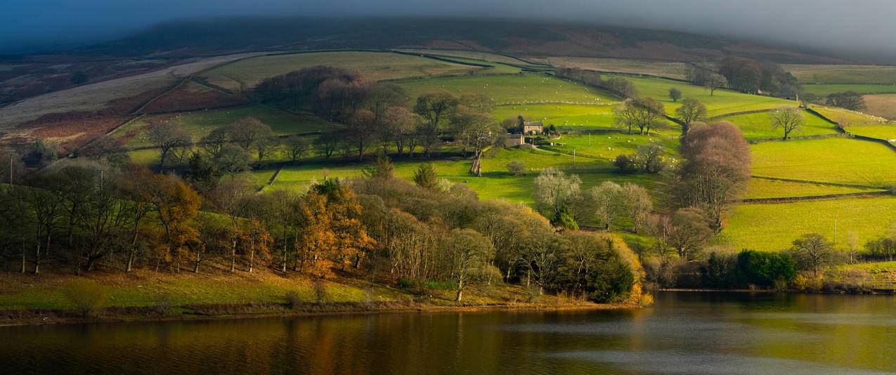 农场 田野 河流 房屋 绵羊 山丘 树林 3440x1440带鱼屏风景壁纸