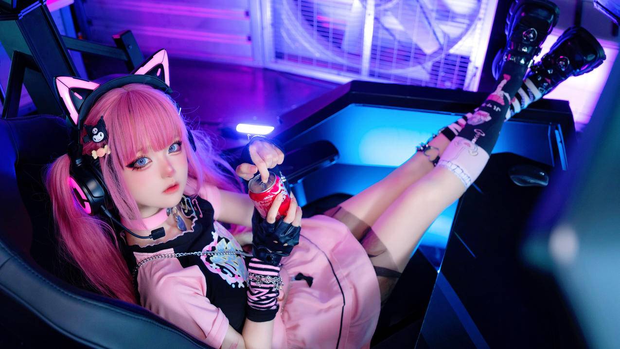 机房 少女 汽水 耳机 4K高清美女壁纸