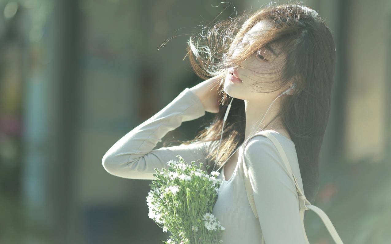 长发清纯美女 鲜花 森系 清新 2560x1600高清16比10壁纸