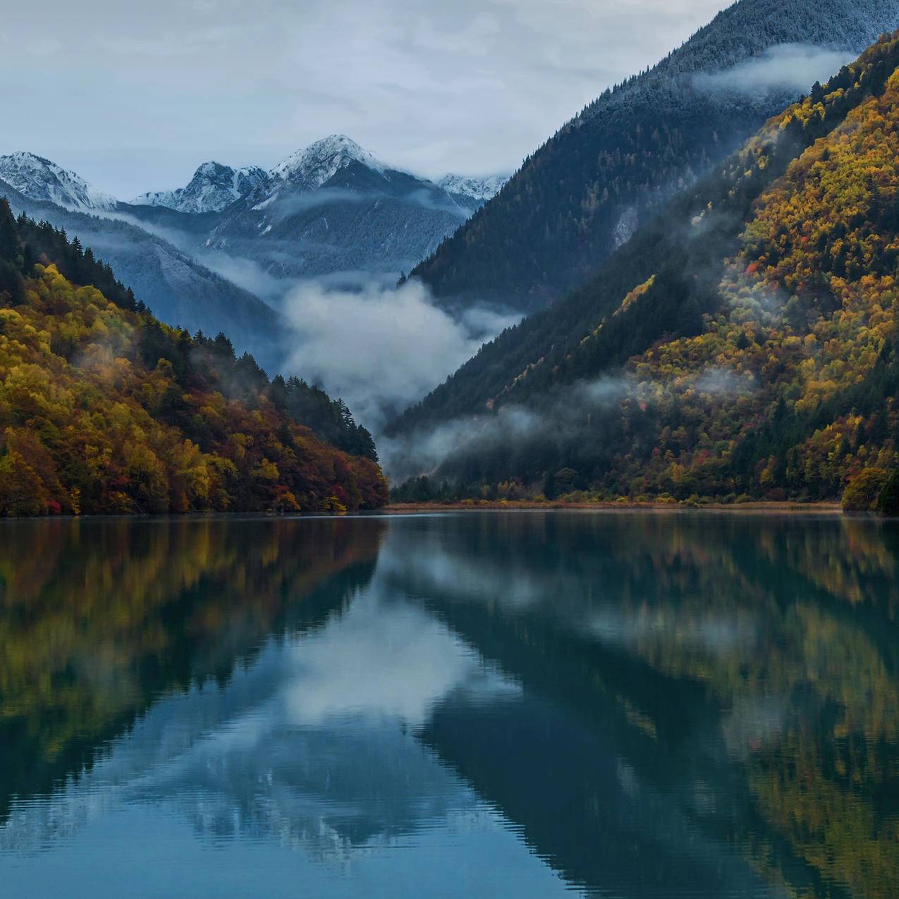 华为matext非凡大师 秋季 湖水 山 河流 2232x2232风景壁纸