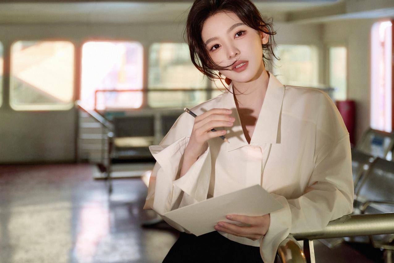 室内 白色衬衫美女章若楠 4K电脑壁纸