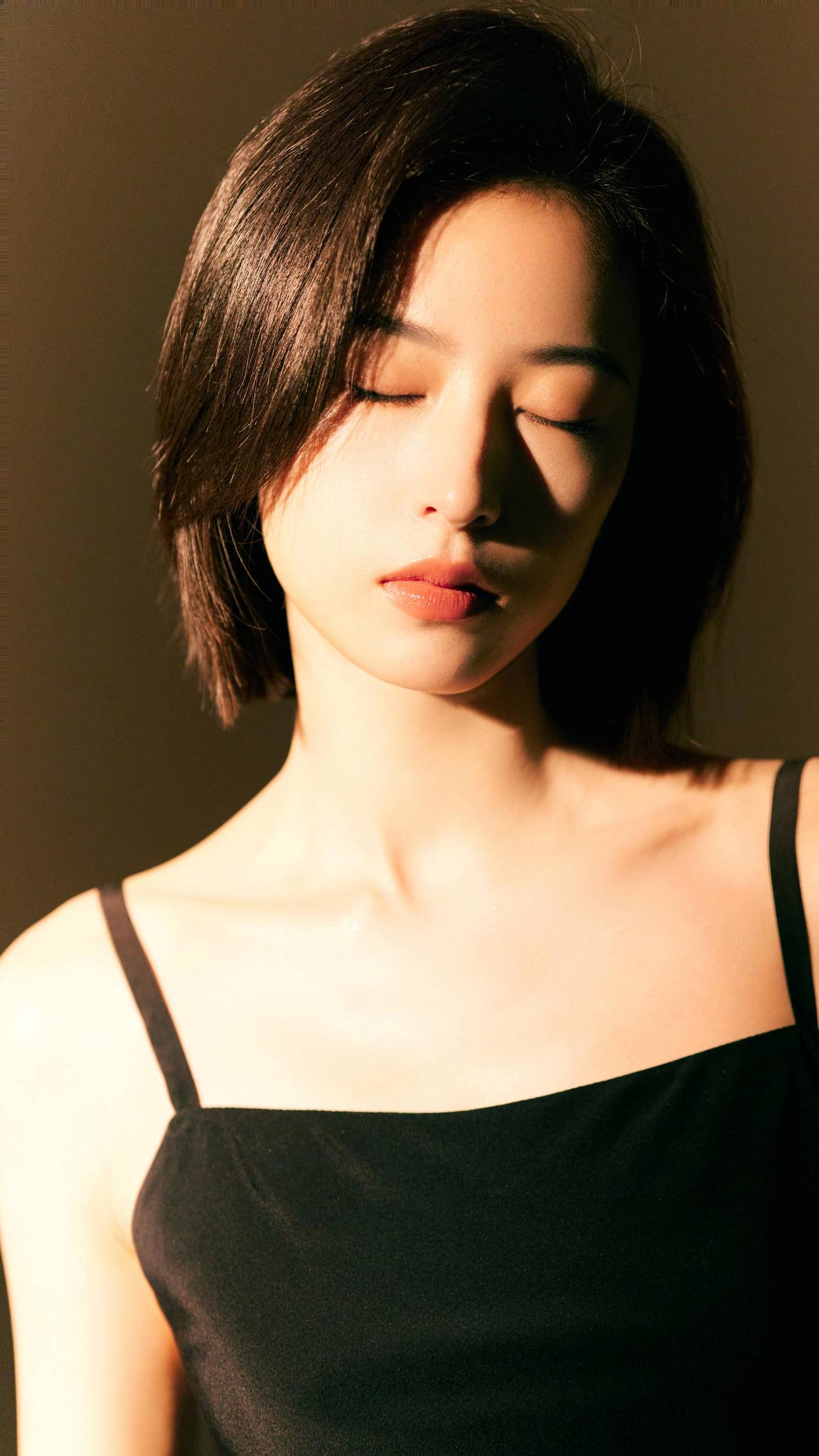 周雨彤 闭眼 高清美女4k手机壁纸2160x3840