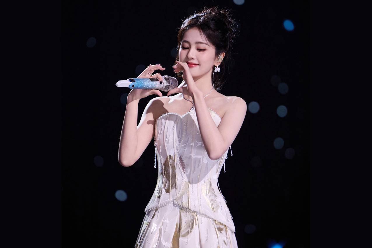 白鹿 爱心手势 4k壁纸3840x2560