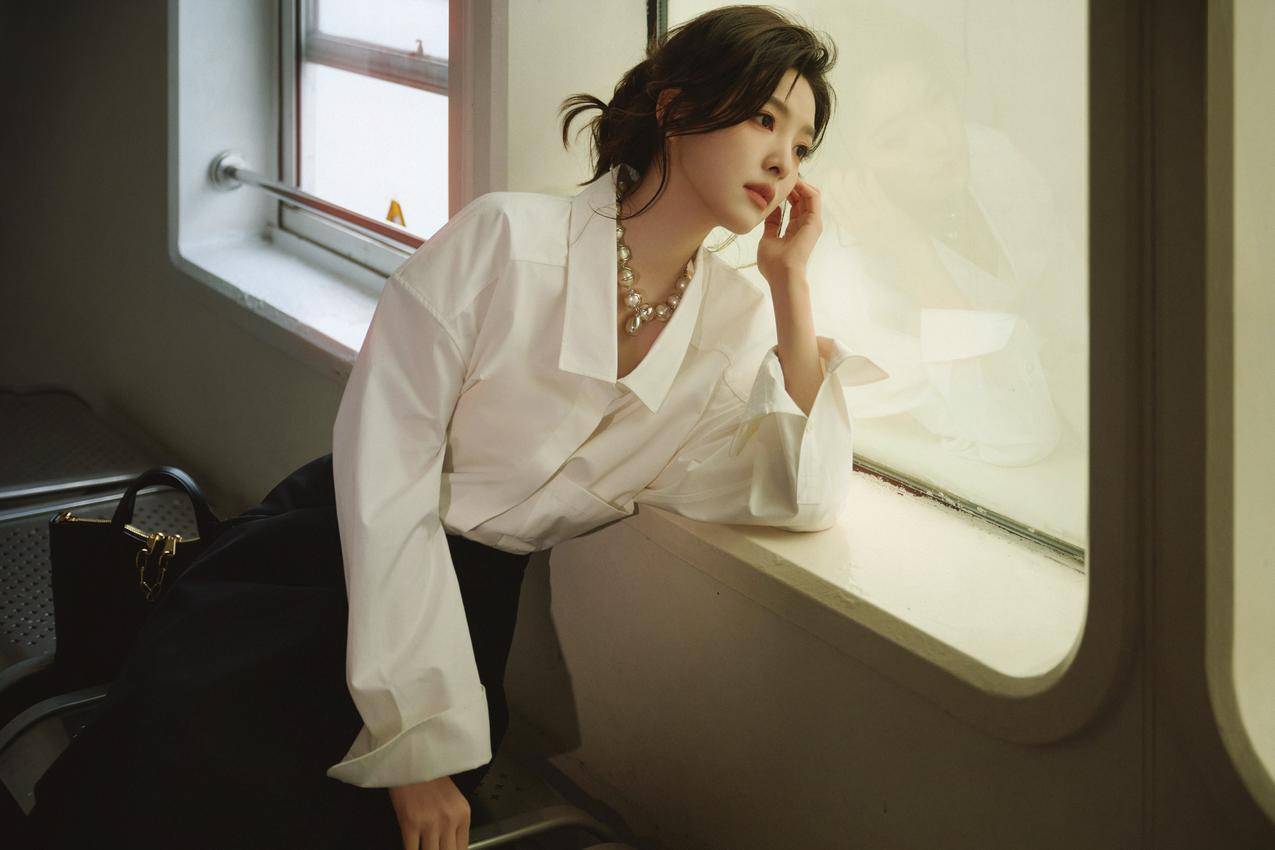 窗边 白色衬衫美女章若楠4K壁纸4500x3000
