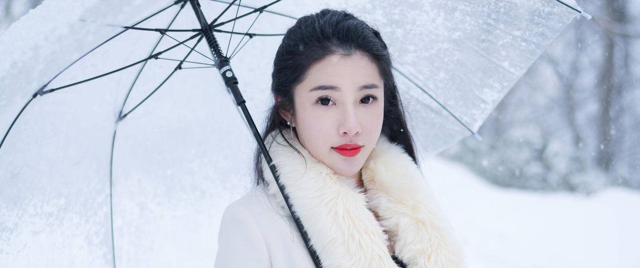 白色雪景美女陈嘉嘉带鱼屏壁纸