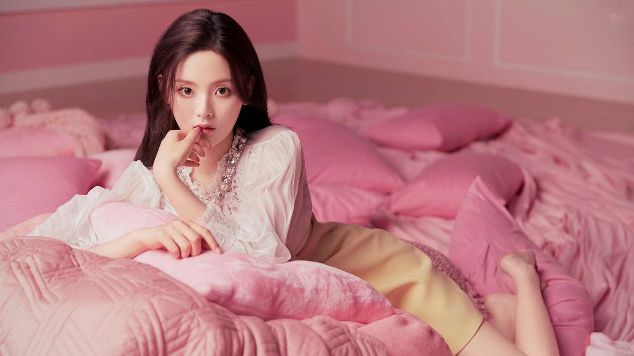 粉色被子 枕头 杨超越 5K壁纸 高清 美女