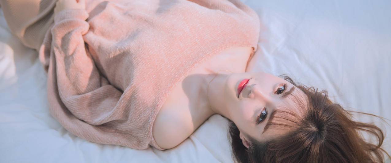 清纯文艺美女带鱼屏壁纸