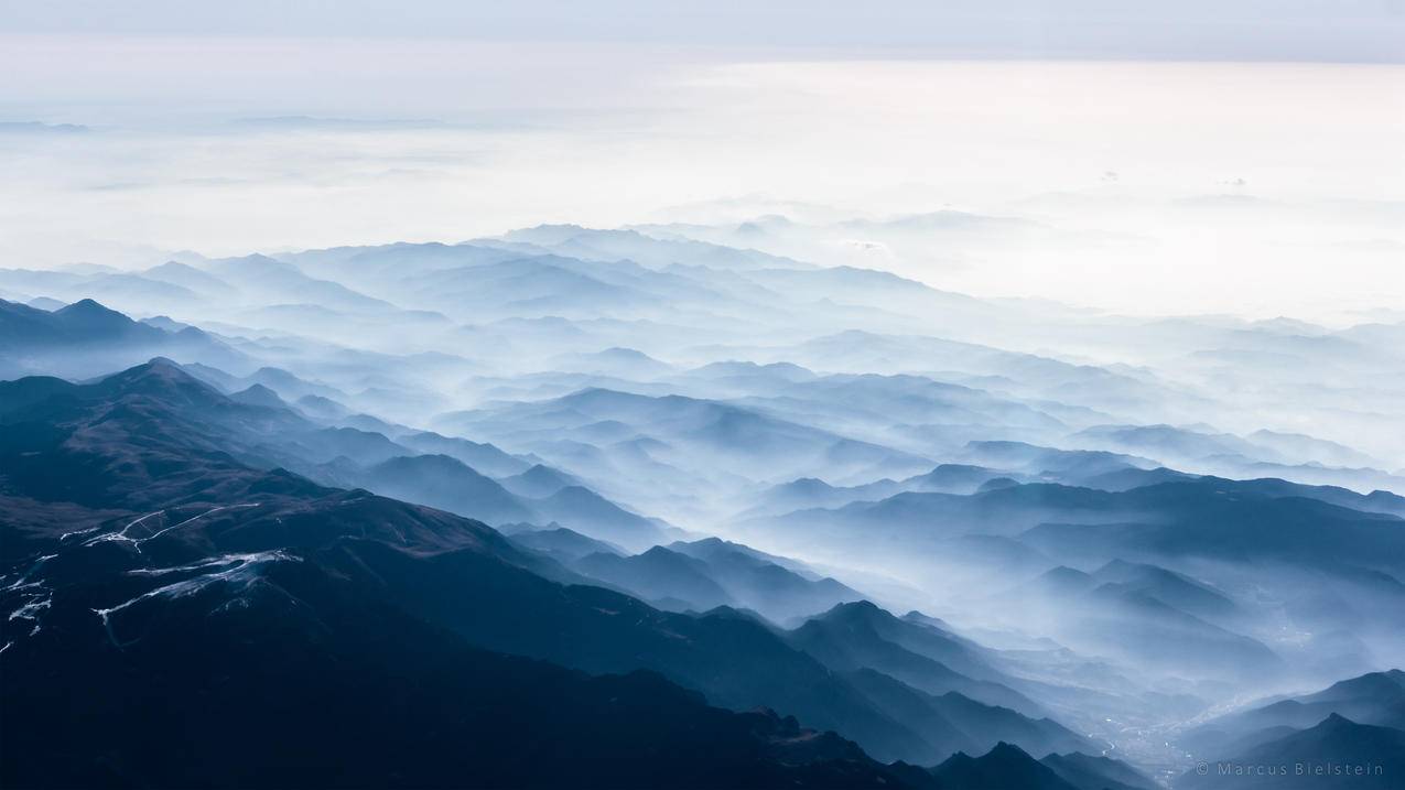 云追逐阿尔卑斯山 4k风景高清壁纸