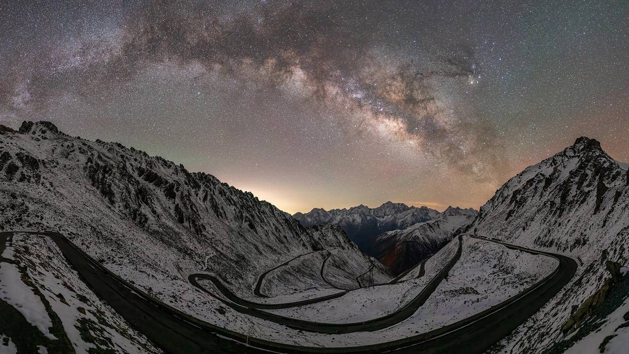 山峦 雪山 夜景 山路 星空 风景 4k电脑壁纸