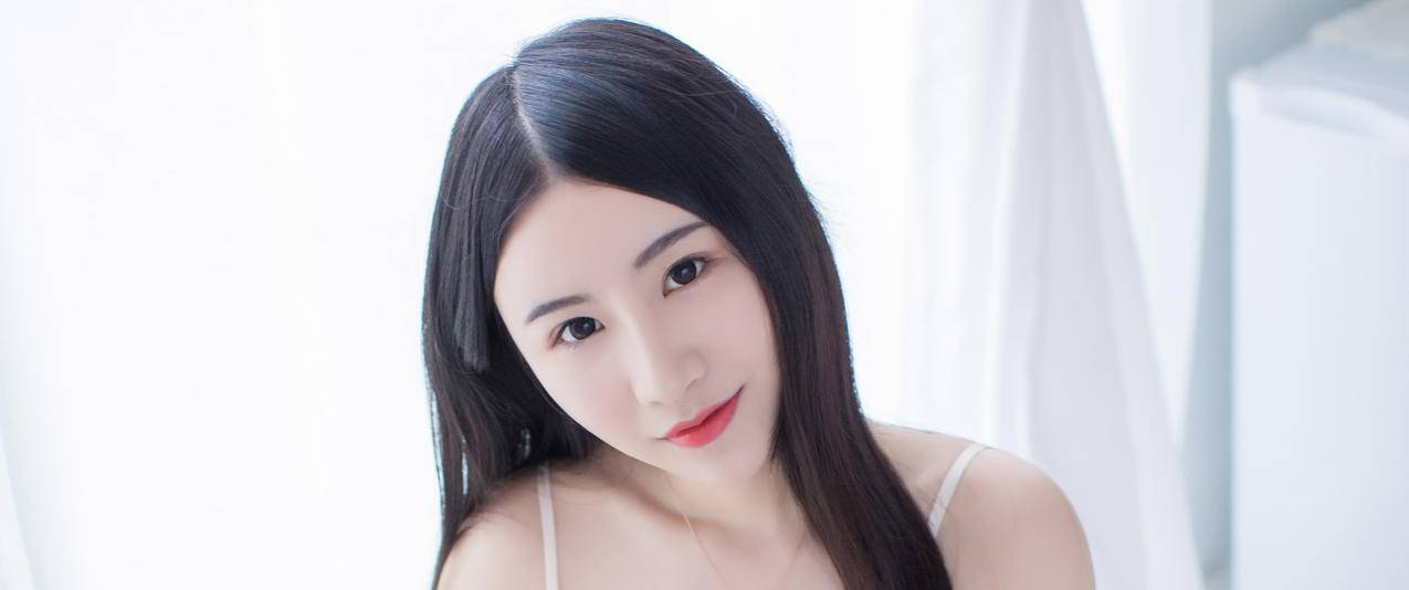 清纯美女谢芷馨桌面带鱼屏壁纸