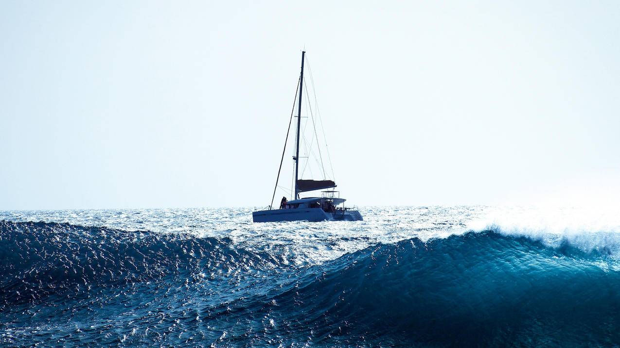 海浪 船帆 蓝天 4K高清 风景壁纸