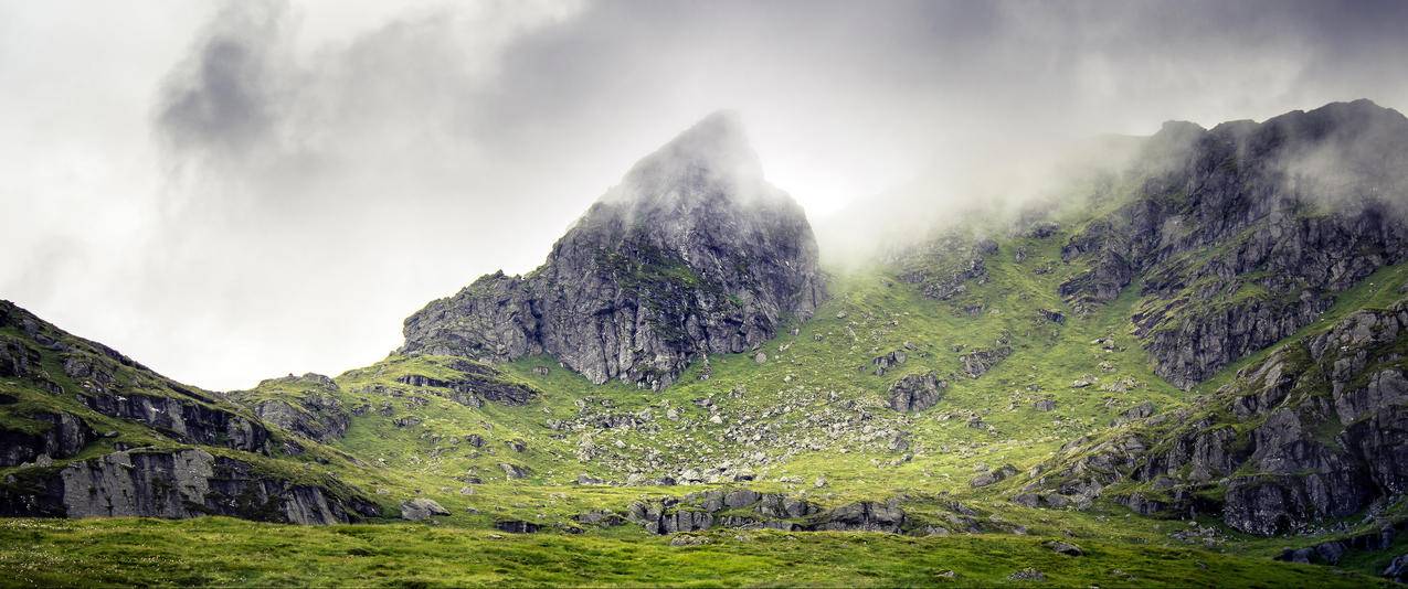 苏格兰南部高地的山风景带鱼屏壁纸