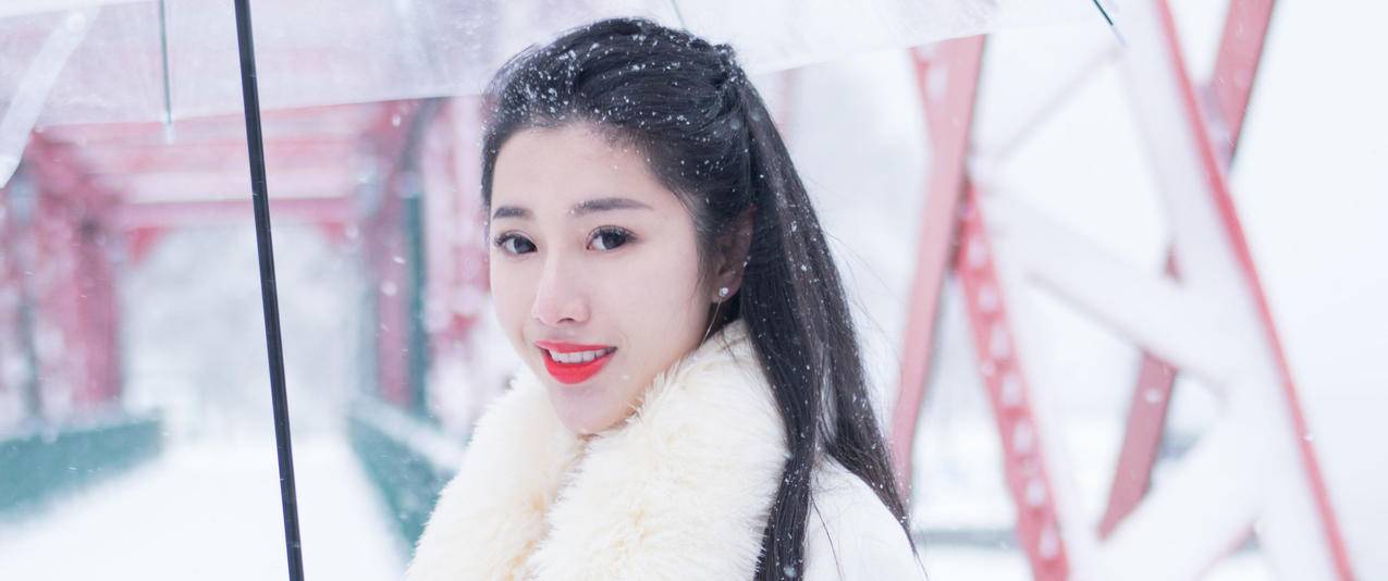 陈嘉嘉Tiffany雪中美女带鱼屏壁纸